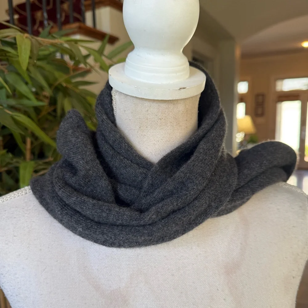 J CREW men’s gray cashmere sweater excellent condition, 96% cashmere 4% wall